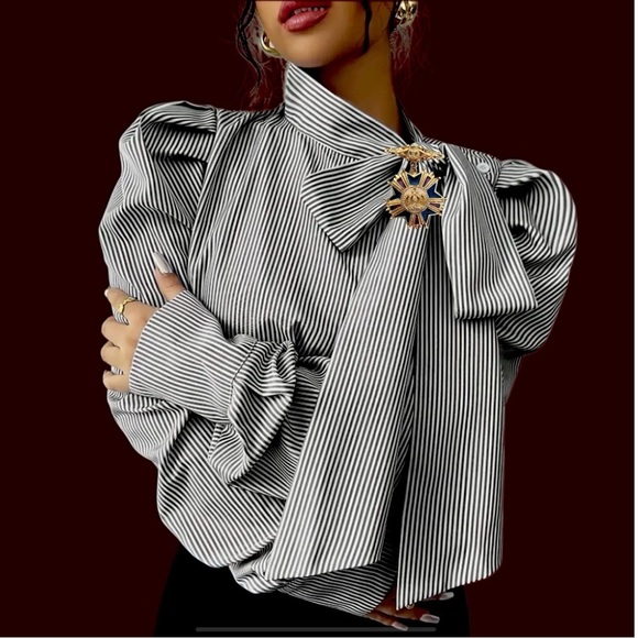 SOLD! Do not buy!! SOLD!!Gold and Blue Crown Brooch - Picture 13 of 16